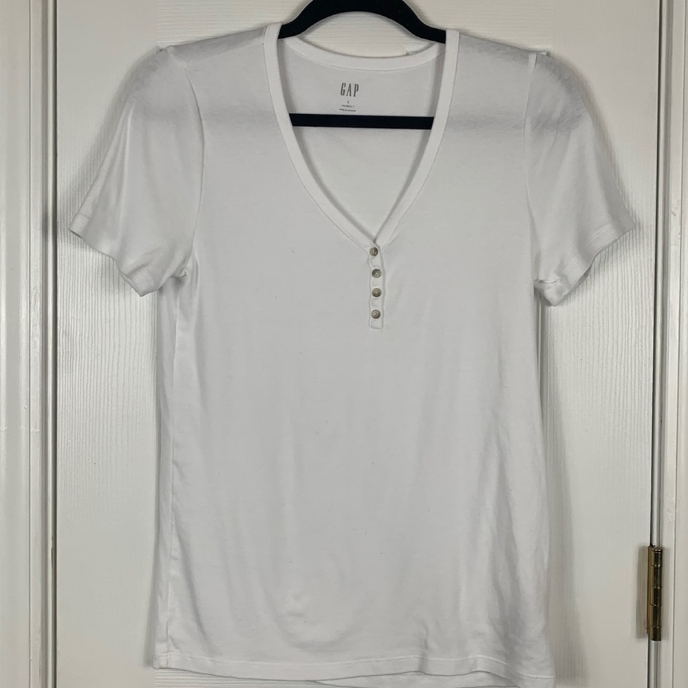 Gap white short sleeved tee shirt with V neckline w/4 buttons size large